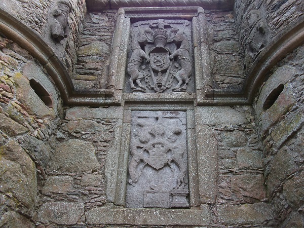 Sculptured figures and animals in the stonework of a gatehouse